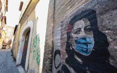 Coronavirus, il murales di Anna Magnani con mascherina. FOTO