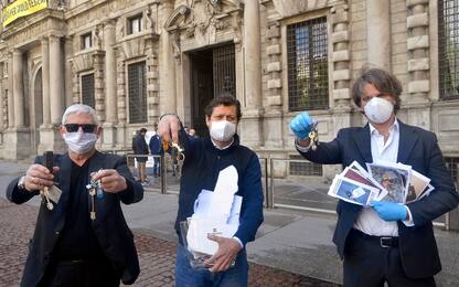 Milano, ristoratori consegnano chiavi al Comune per protesta