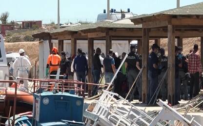 Lampedusa, migranti tornano dopo espulsione: 14 arresti