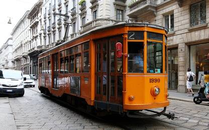 Incidente tra un tram e due auto in centro a Milano, quattro feriti