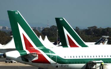 Alitalia, il governo convoca l'azienda. Delrio: "Problemi seri"