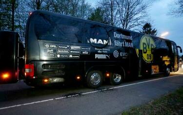 Dortmund, tre esplosioni davanti al pullman del Borussia: ferito un giocatore