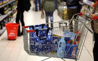 Milano, prende a pugni cassiera di un supermercato: arrestato