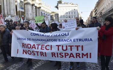 protesta-vittime-salvabanche-ansa