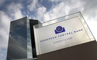 Bce, allarme debito Eurozona: peggiorano le prospettive. Pesa l'Italia