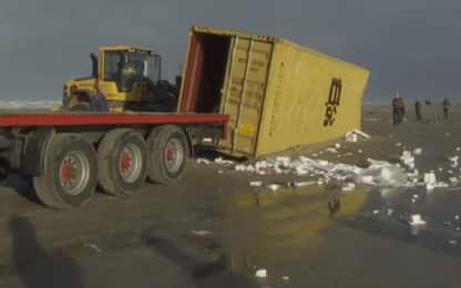 Nave MSC perde container in mare, costa olandese invasa da plastica