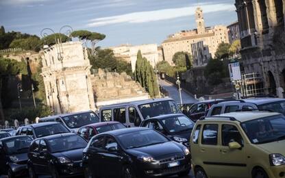 Roma, sale sull'auto di uno sconosciuto e chiede soldi per scendere
