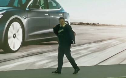 Tesla, il balletto di Elon Musk per il lancio della Model Y. VIDEO