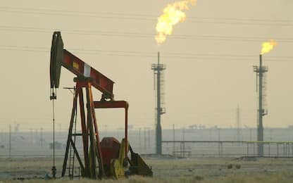 Petrolio, storico accordo all’Opec+ sul taglio della produzione