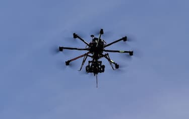 Napoli, carceri: intercettato drone con 10 cellulari e chiavistelli