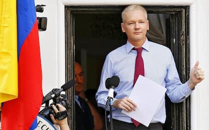 Assange festeggia la grazia a Manning ma non si consegna agli Usa