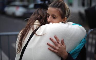 Abbracci e baci, il contesto emotivo influenza la gestualità sociale