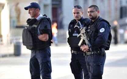 Francia, arrestate 4 persone: "Preparavano attacco kamikaze a Parigi"
