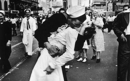 Morto George Mendonsa, il marinaio del bacio a Times Square