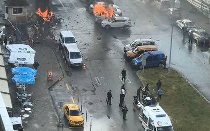 Turchia, autobomba davanti al tribunale di Smirne: 4 morti