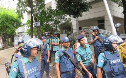 Bangladesh, arrestato uomo che fornì armi per attentato a Dacca 