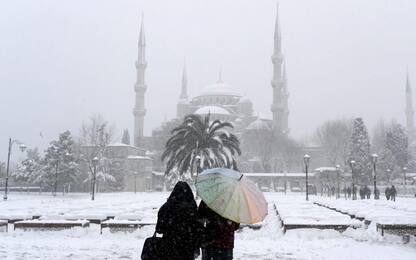 Istanbul, centinaia di italiani bloccati in aeroporto dalla neve