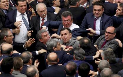 Turchia, rissa in Parlamento durante voto sulla riforma costituzionale