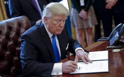 Trump firma l'ordine per il muro col Messico: "Grande giornata"