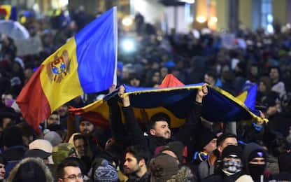 Romania, il governo ritira il decreto “salva corruzione”