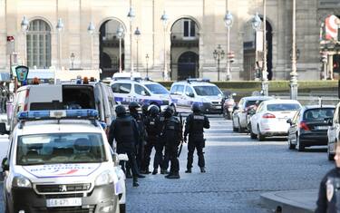 Grida "Allah Akbar" e assalta militari al Louvre, ferito grave