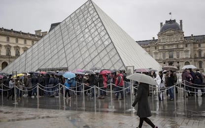 Coronavirus, a Parigi oggi chiuso il museo del Louvre 