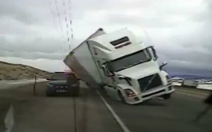 Usa: per il forte vento camion schiaccia macchina della polizia
