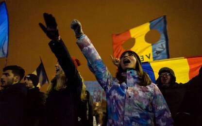 Romania, decine di migliaia in piazza contro la corruzione