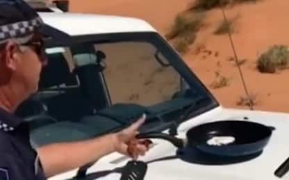 Caldo torrido in Australia: poliziotto cuoce uovo su cofano della jeep
