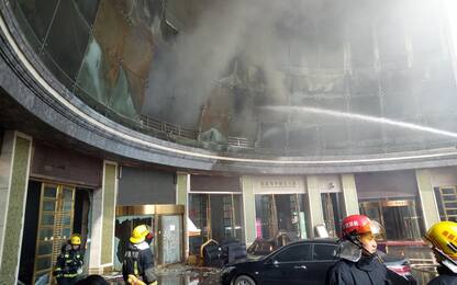 Cina, scoppia incendio in un hotel: vittime, feriti e 260 evacuati