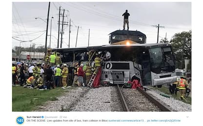 Usa, treno travolge un bus sui binari in Mississippi: morti e feriti