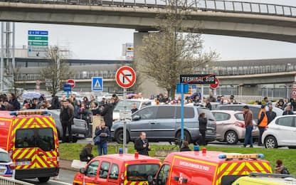 Parigi, spari dentro l'aeroporto di Orly