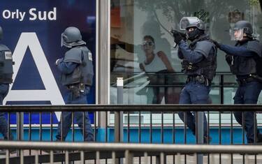 Francia, Orly torna alla normalità. Rilasciati parenti dell'assalitore