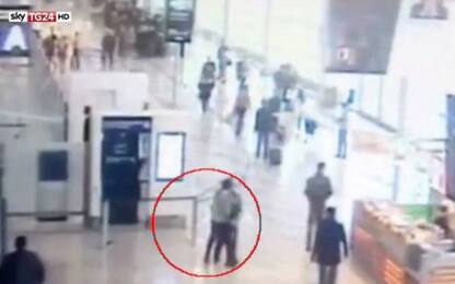Il video dell'aggressione all'aeroporto parigino di Orly