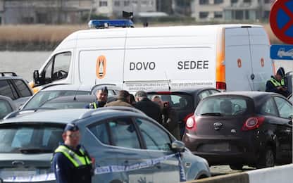 Anversa, auto tenta di investire passanti: un arresto. Armi a bordo