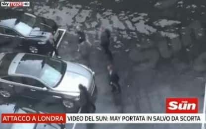 Attentato Londra, premier May portata via durante l'attentato: video
