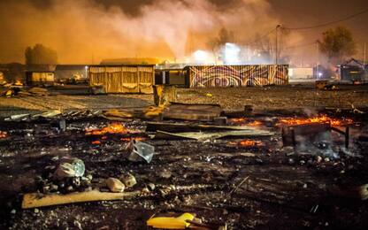 Francia, a fuoco il campo migranti di Grande-Synthe. FOTO<br>
