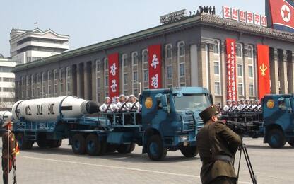Parata militare a Pyongyang, pronti a rispondere a Usa con nucleare<br>
