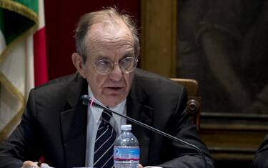 Manovra, Padoan: "3,5 miliardi di tagli e 5 dalla lotta all’evasione”