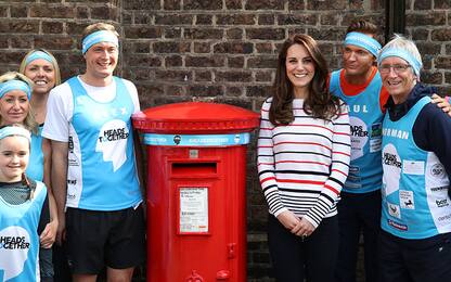 Kate Middleton incontra gli atleti della maratona di Londra. FOTO