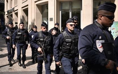 Nuovo attacco a Parigi: ucciso agente. Sospesa la campagna elettorale