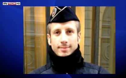 Chi era Xavier Jugelé, il poliziotto ucciso nell'attacco di Parigi