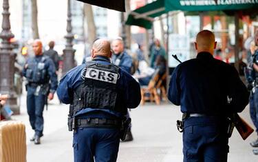 Francia blindata al voto. Panico a Parigi per un uomo con un coltello