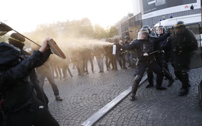 Parigi, scontri polizia e antifascisti