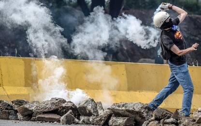 Venezuela, nuovi scontri a Caracas. Maduro: "Riformiamo lo Stato"