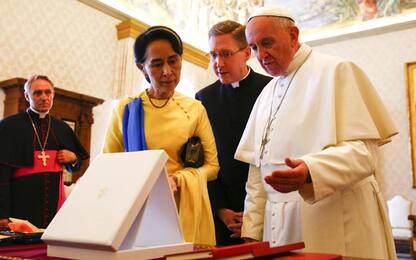 Papa Francesco vede Aung San Suu Kyi