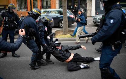 Parigi, scontri durante la manifestazione anti-Macron. FOTO