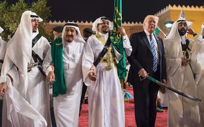 Trump a Riad partecipa alla danza tradizionale delle spade. FOTO