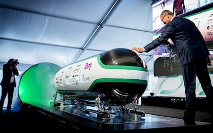 Colosso cinese sfida treno SpaceX's Hyperloop di Elon Musk