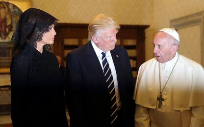 Bergoglio riceve Trump in Vaticano: "Sia strumento di pace"